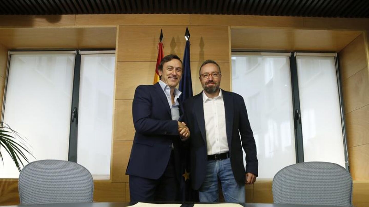 Rafael Hernando y Juan Carlos Girauta, en el Congreso tras firmar el pacto anticorrupci&oacute;n