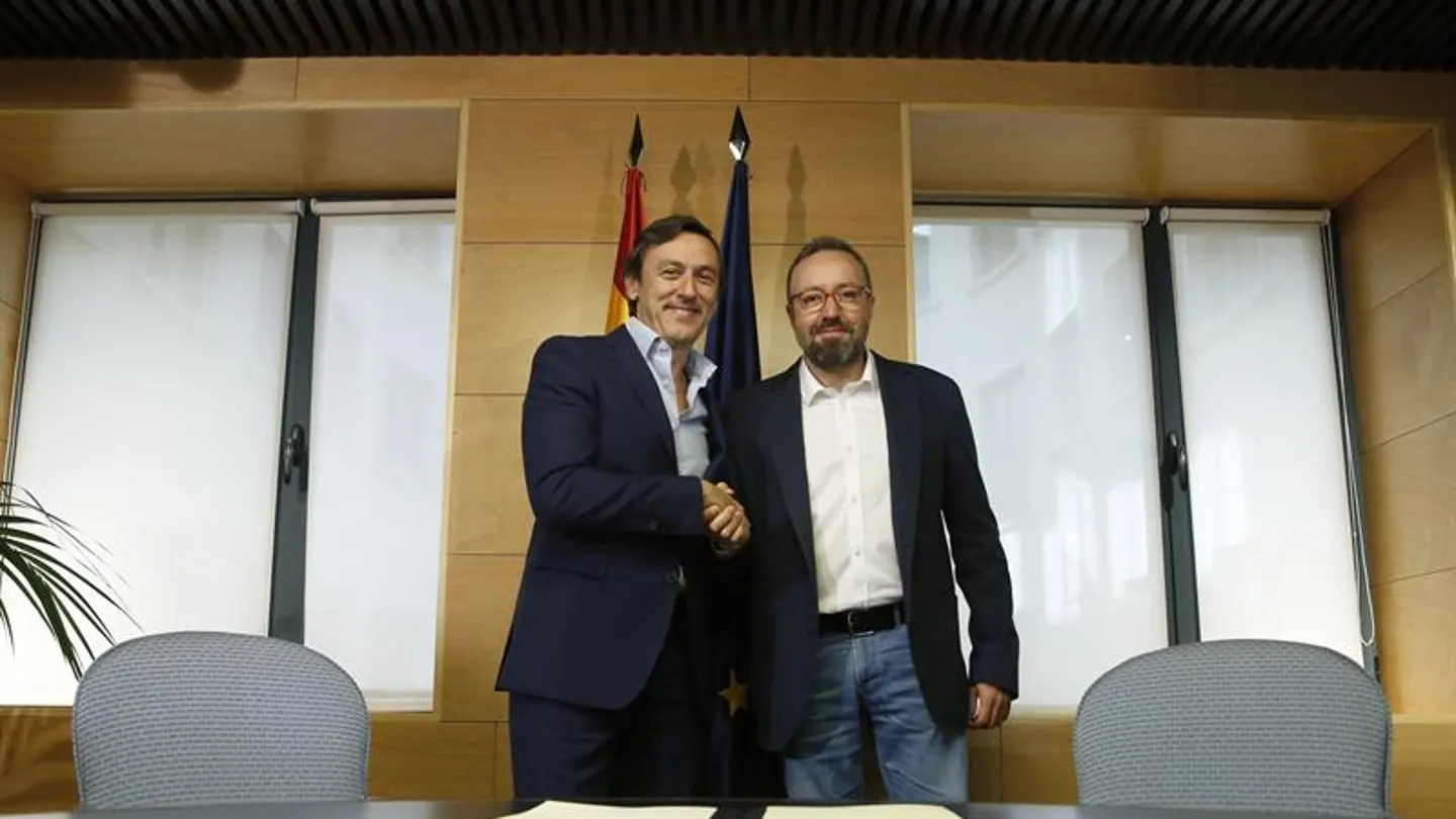 Rafael Hernando y Juan Carlos Girauta, en el Congreso tras firmar el pacto anticorrupción Rafael Hernando y Juan Carlos Girauta, en el Congreso tras firmar el pacto anticorrupción