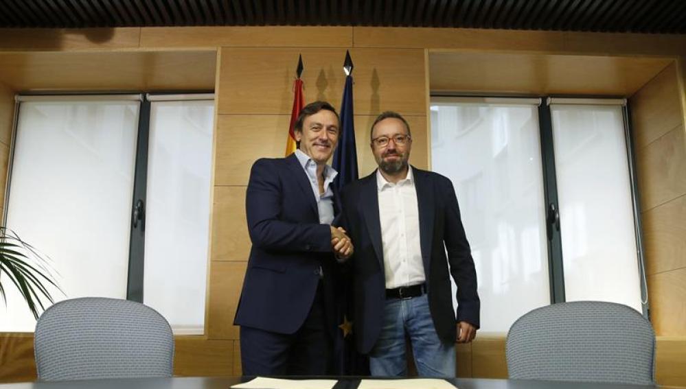 Rafael Hernando y Juan Carlos Girauta, en el Congreso tras firmar el pacto anticorrupción