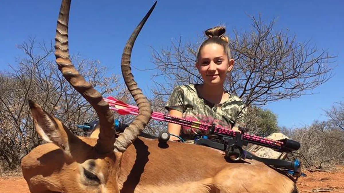 Aryanna Gourdin, junto a un animal abatido Aryanna Gourdin, junto a un animal abatido