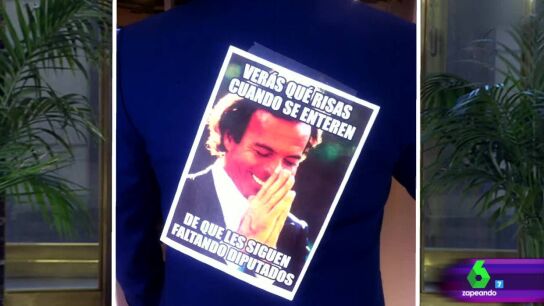 &iquest;Qu&eacute; ''leva' Albert Rivera en la espalda?