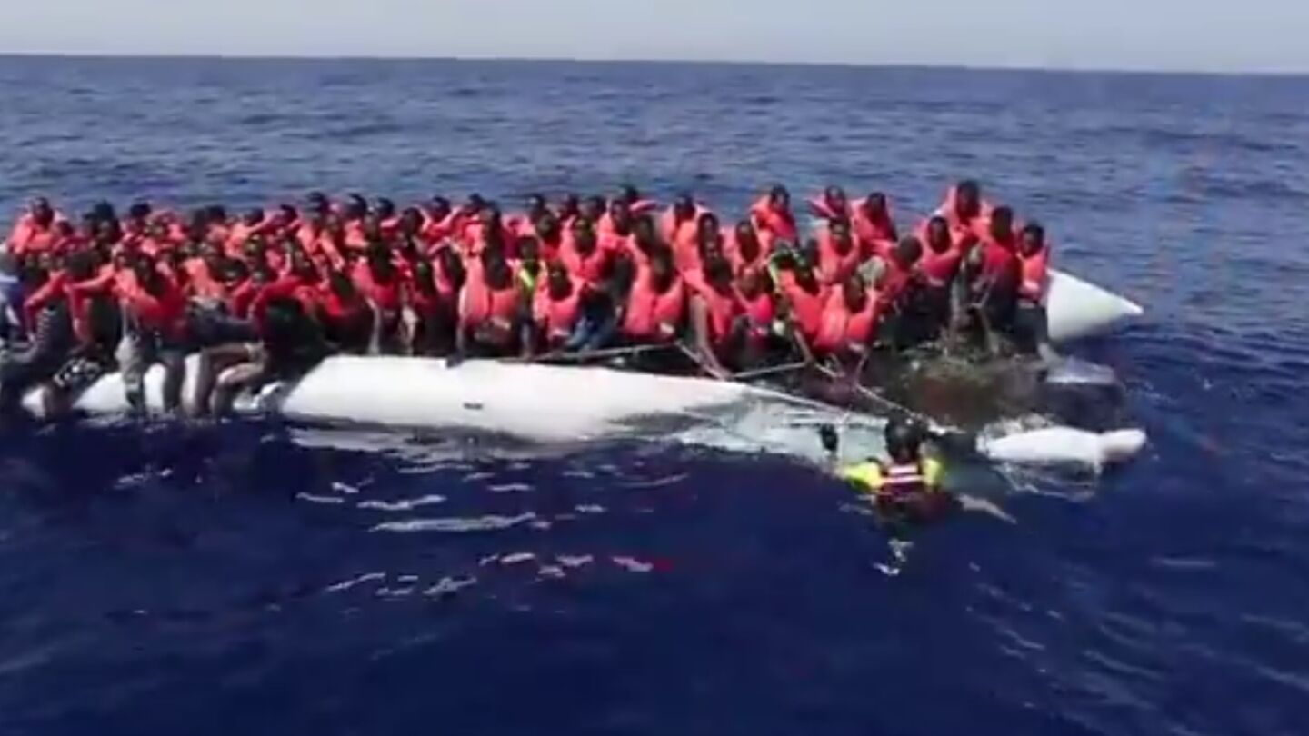Cruz Roja italiana rescata a m&aacute;s de 300 personas en el Mediterr&aacute;neo 