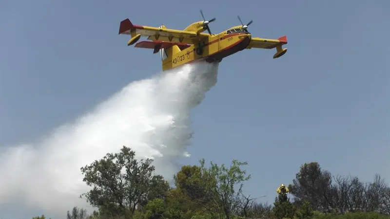 Avión trabajando en la zona