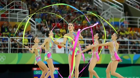 Equipo de gimnasia rítmica, durante su ejercicio. Las chicas de gimnasia rítmica, durante su ejercicio