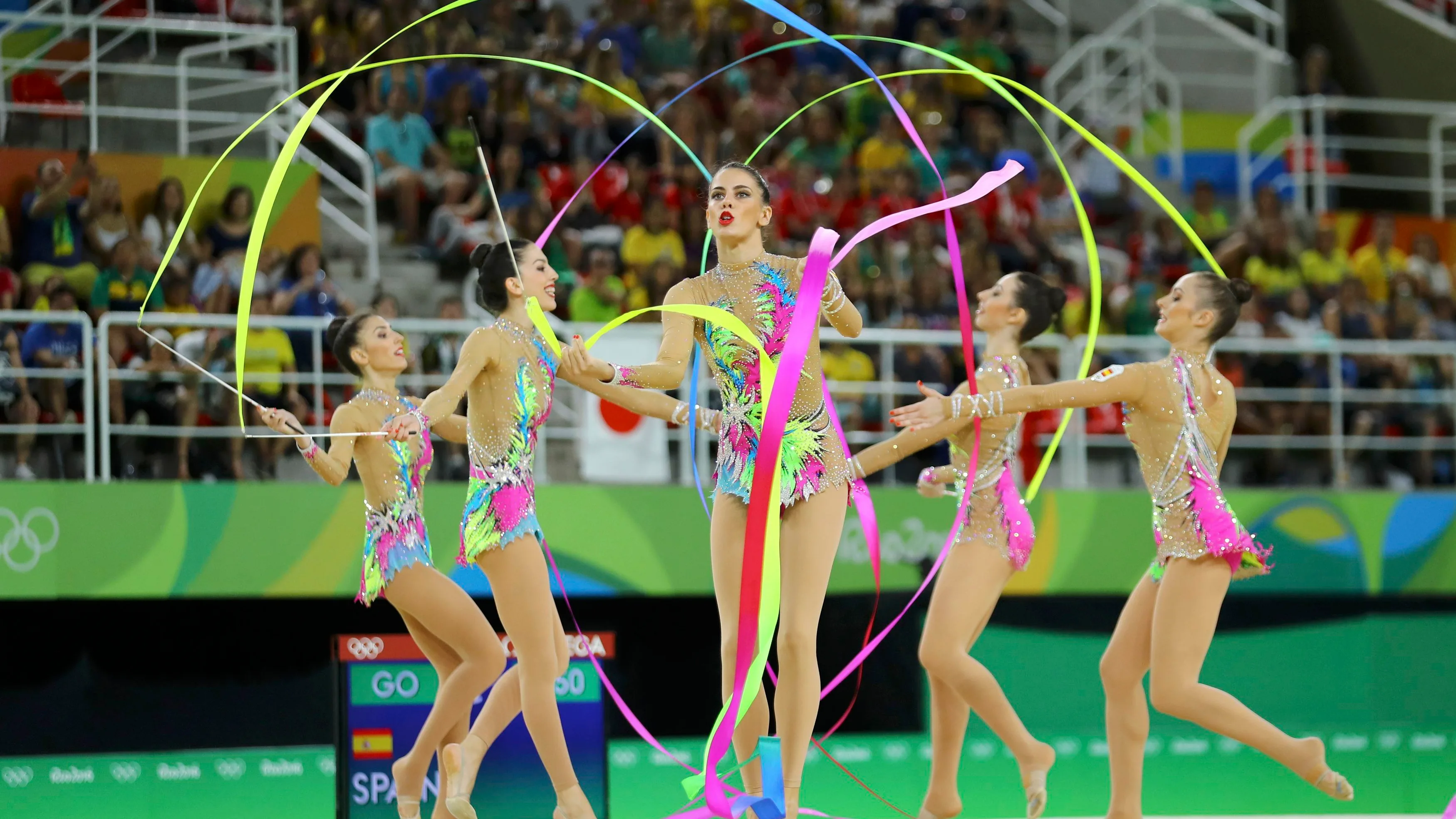 Las chicas de gimnasia rítmica, durante su ejercicio