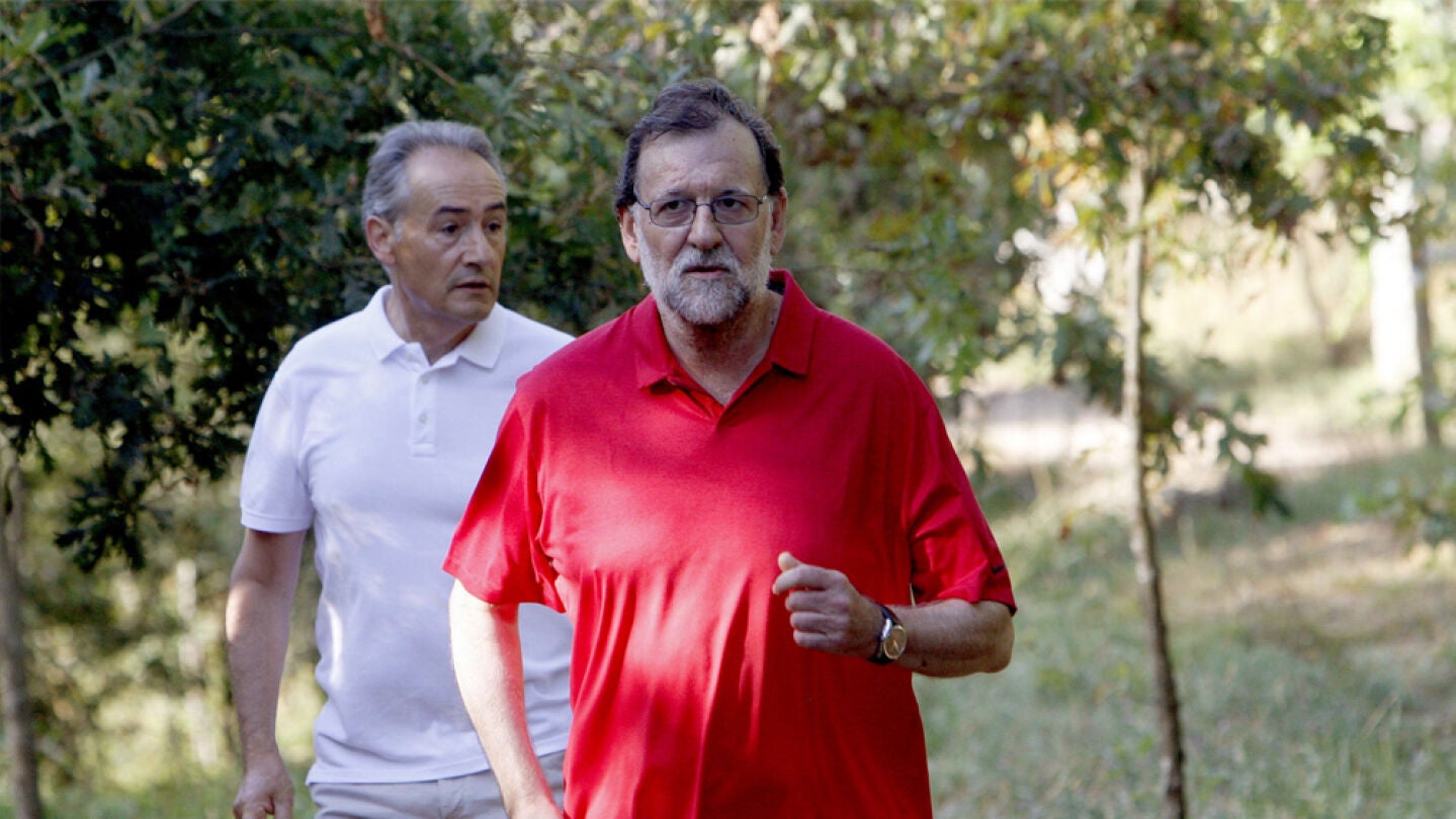  Rajoy, acompa&ntilde;ado por Benito Su&aacute;rez, marido de Ana Pastor, en su recorrido por la ruta del r&iacute;o Umia, Pontevedra 
