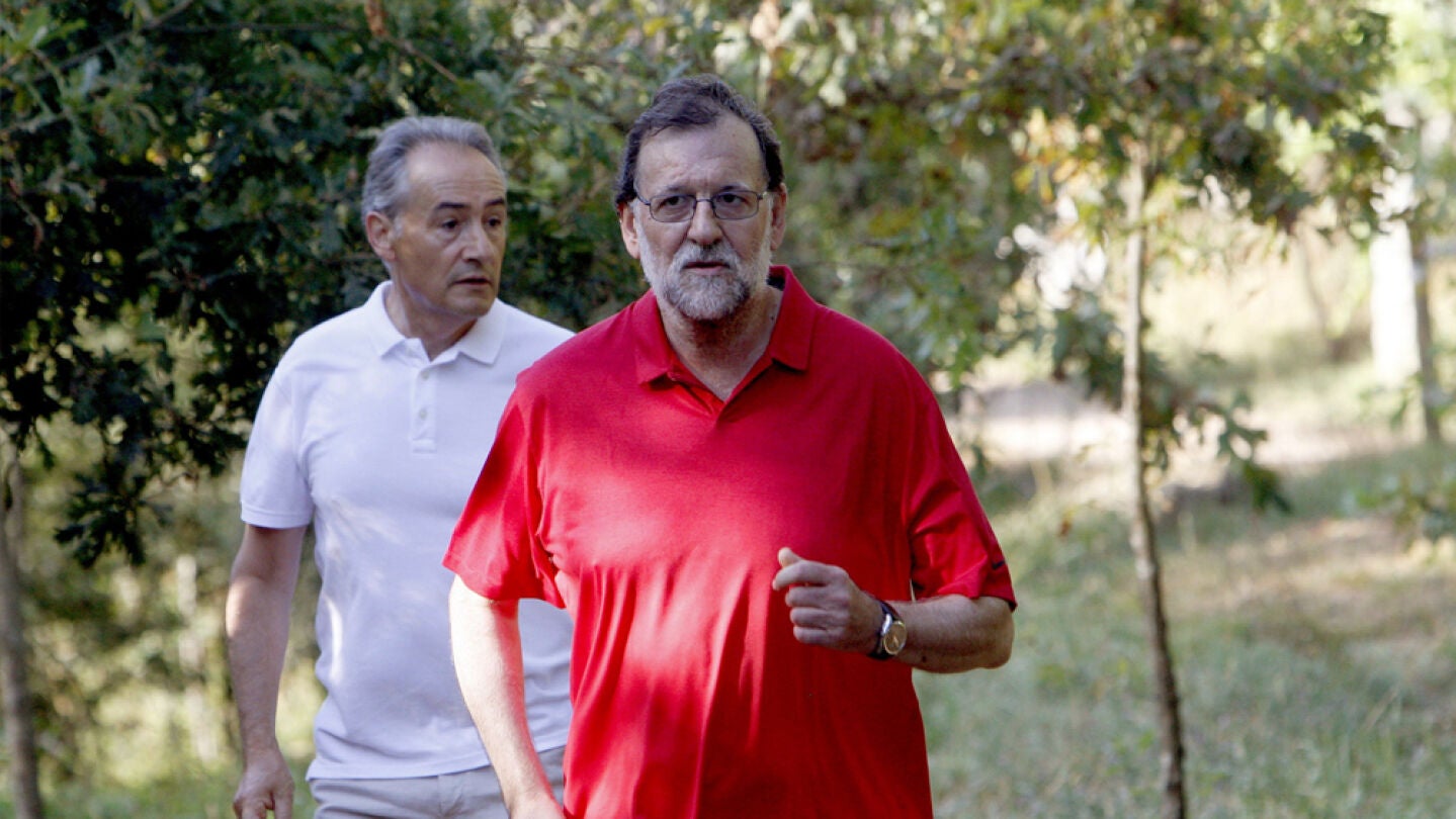 Rajoy, acompa&ntilde;ado por Benito Su&aacute;rez, marido de Ana Pastor, en su recorrido por la ruta del r&iacute;o Umia, Pontevedra 