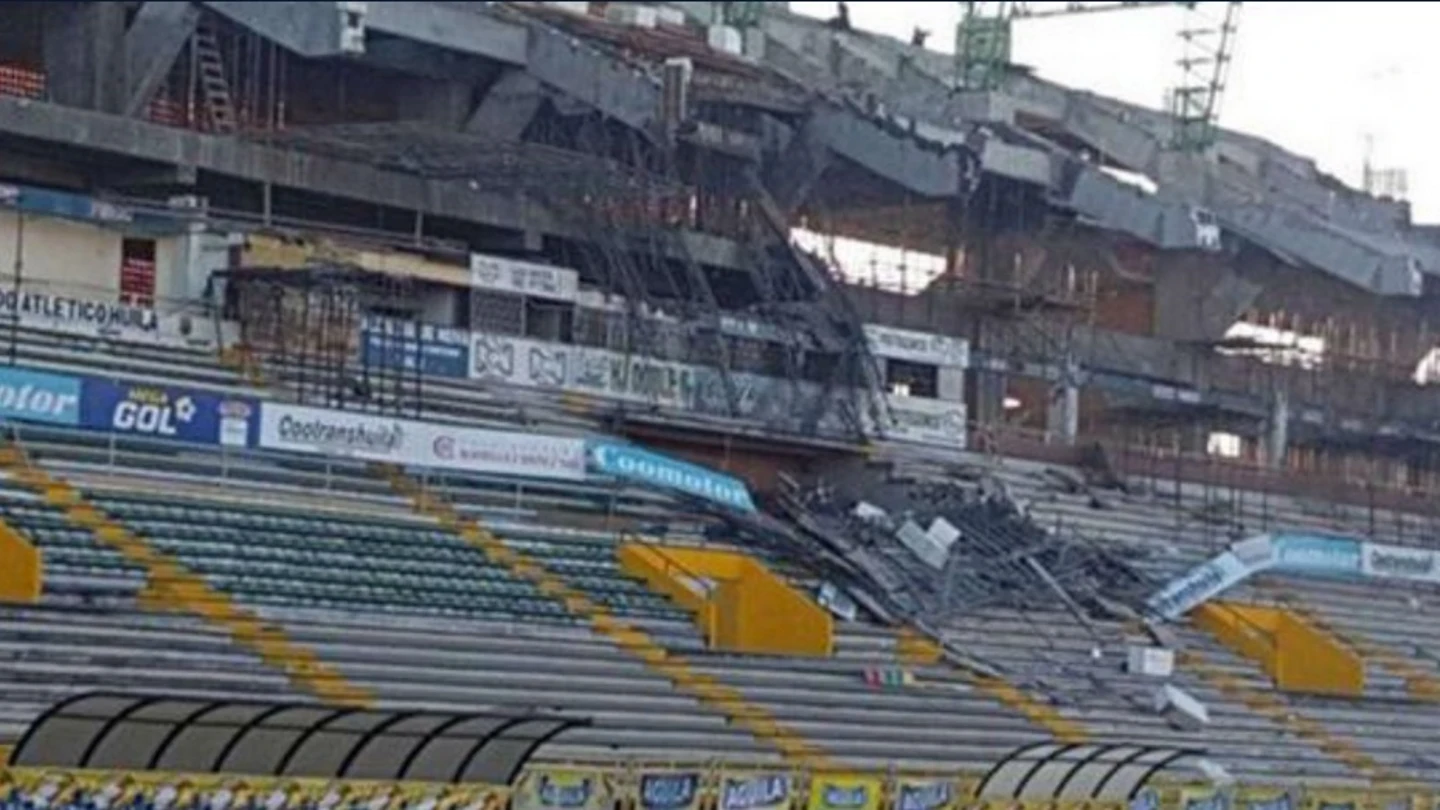 Se desploma una grada en un estadio colombiano Se desploma una grada en un estadio colombiano