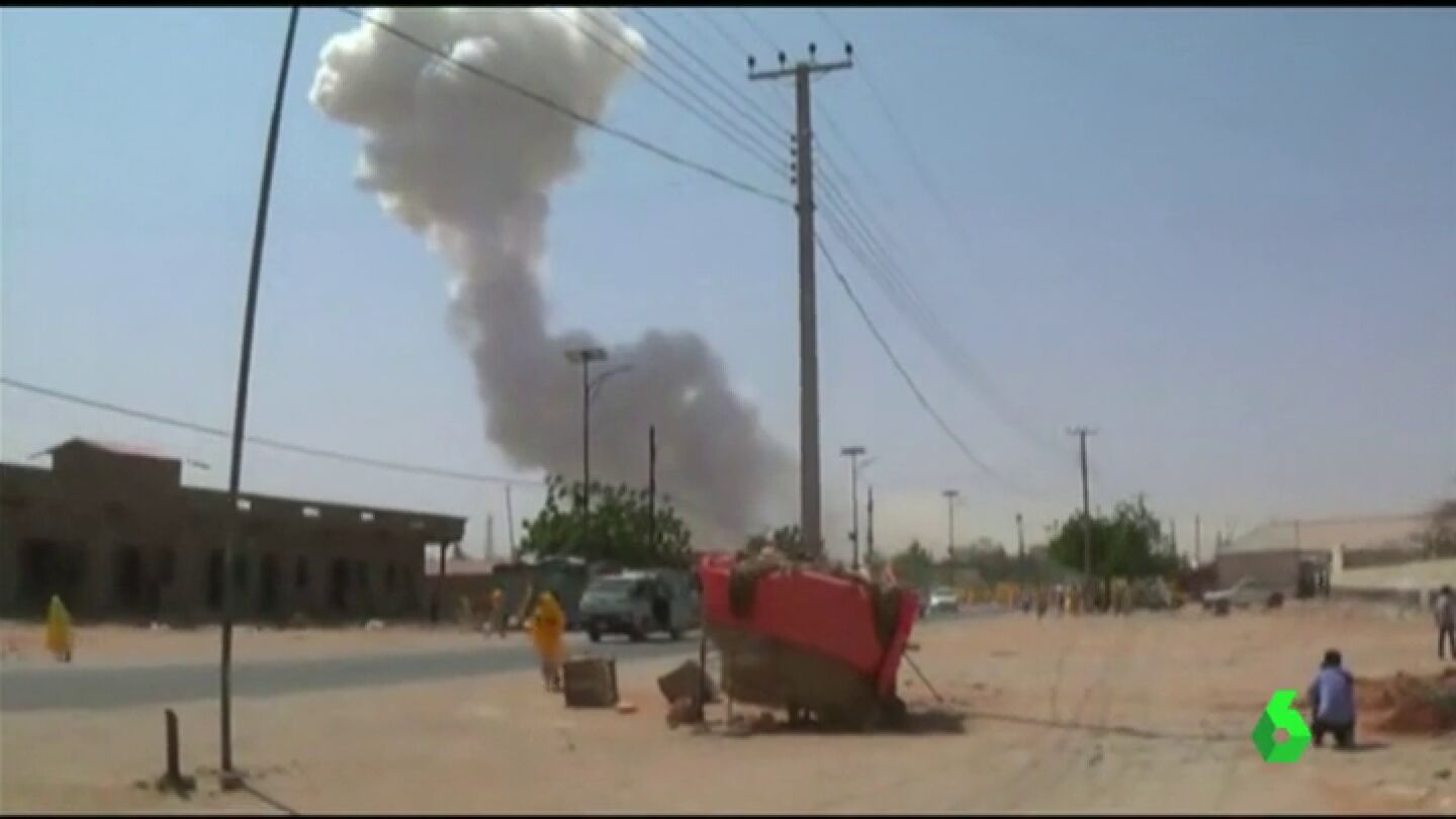 Frame 6.217855 de: Al menos 20 muertos y 30 heridos por la explosi&oacute;n de dos coches bomba en Somalia