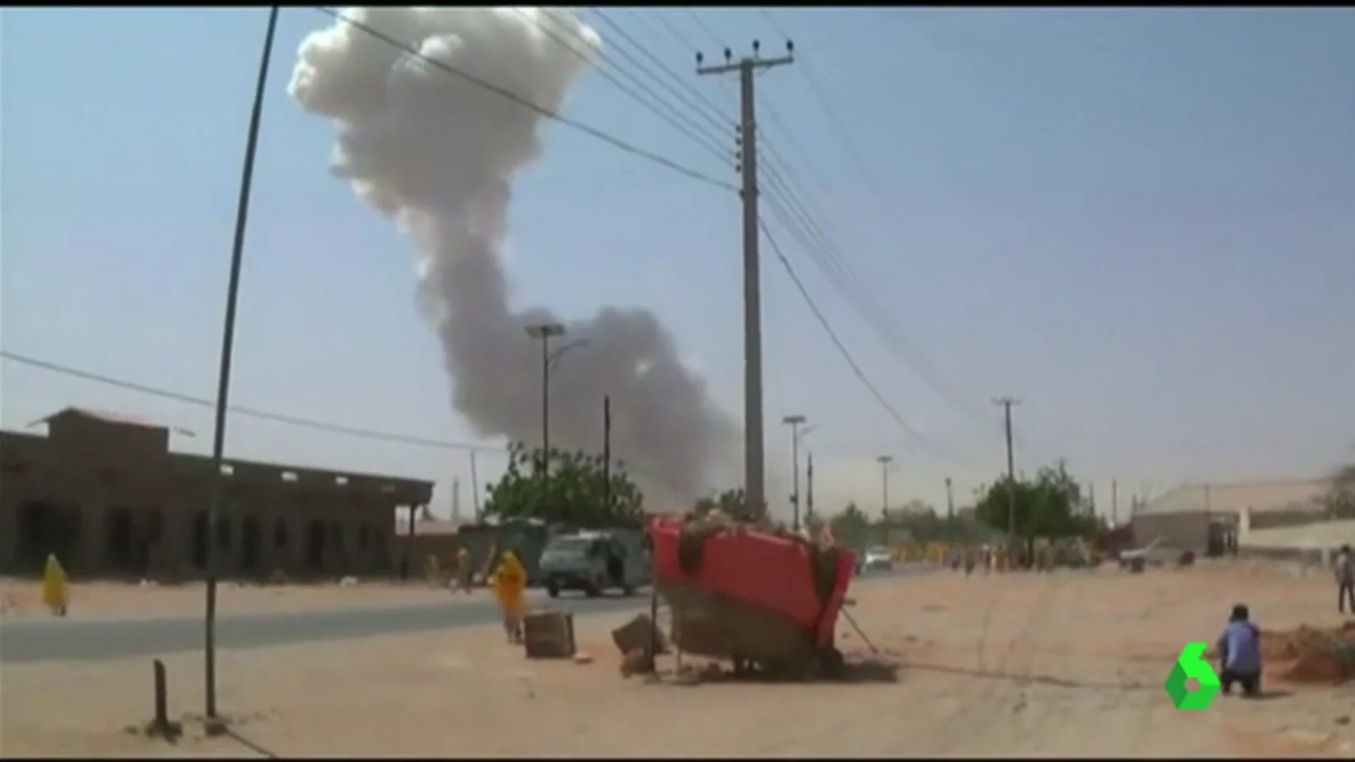 Frame 6.217855 de: Al menos 20 muertos y 30 heridos por la explosión de dos coches bomba en Somalia