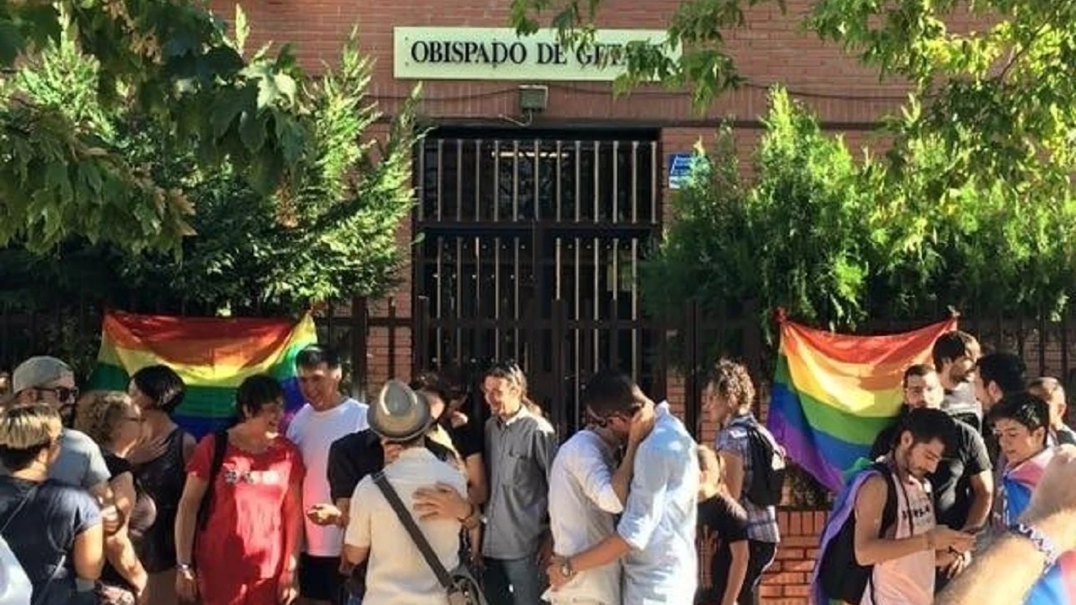 Besada reivindicativa frente al Obispado de Getafe.