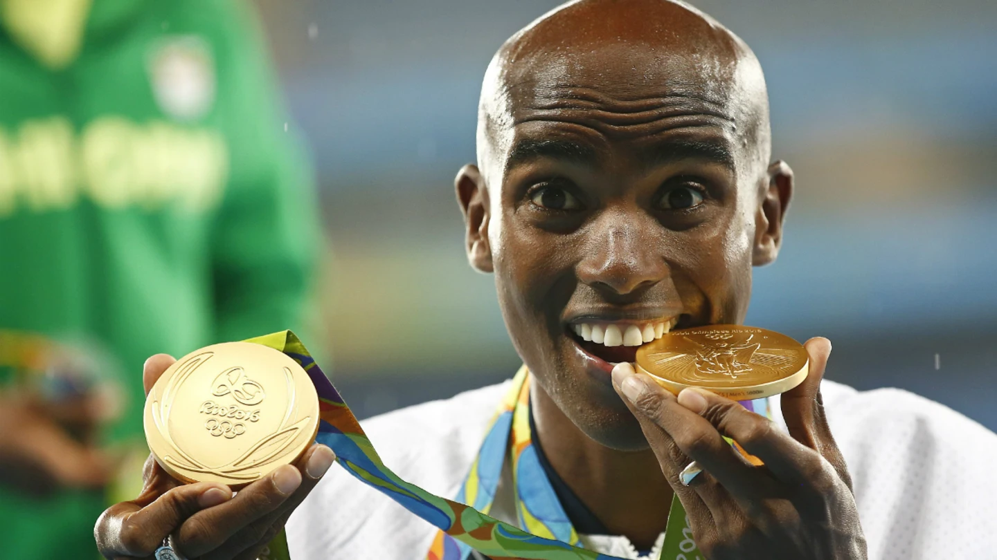Mo Farah posa con sus dos oros olímpicos Mo Farah posa con sus dos oros olímpicos