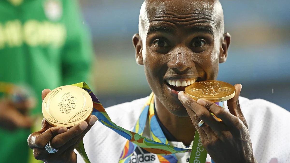 Mo Farah posa con sus dos oros olímpicos