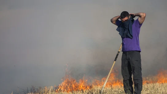 Un miembro de una caudrilla terrestre se prepara para actuar en el incendio Un miembro de una caudrilla terrestre se prepara para actuar en el incendio