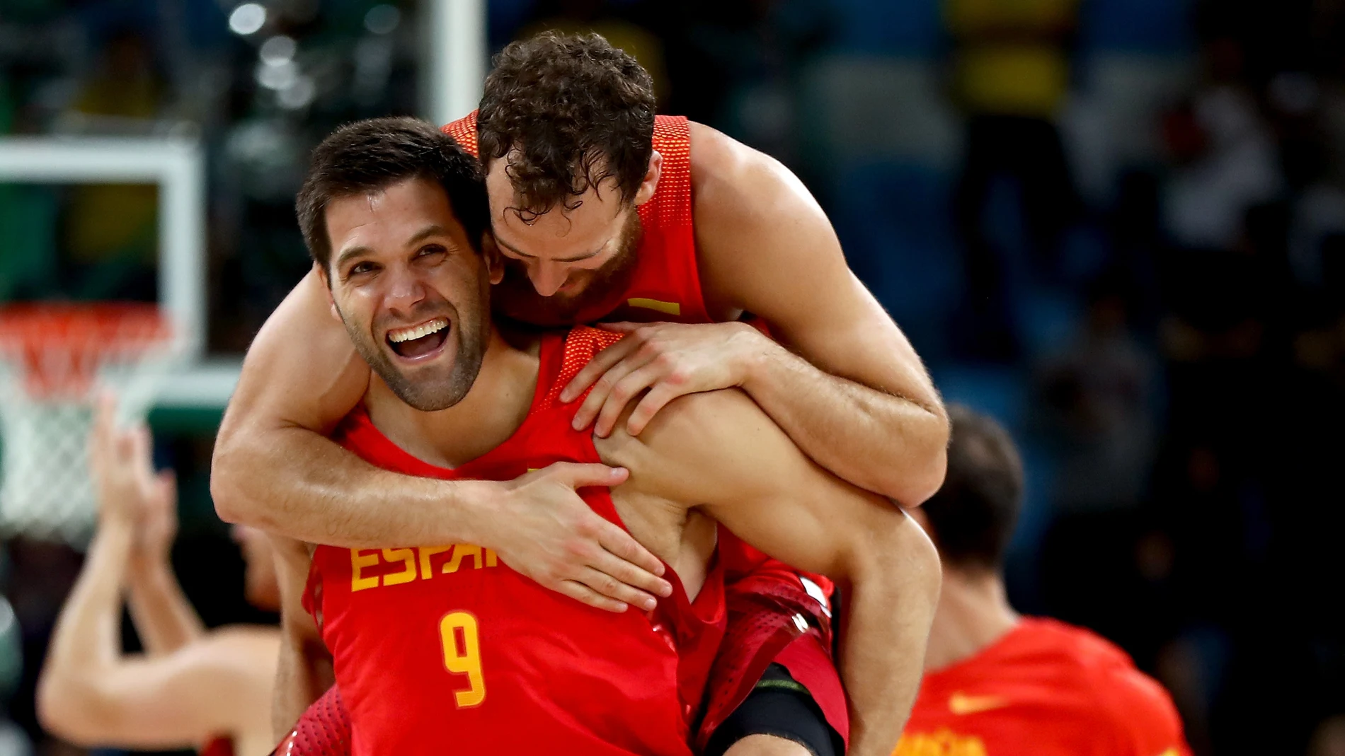 Felipe Reyes y Sergio Rodríguez celebran el bronce conseguido en los Juegos