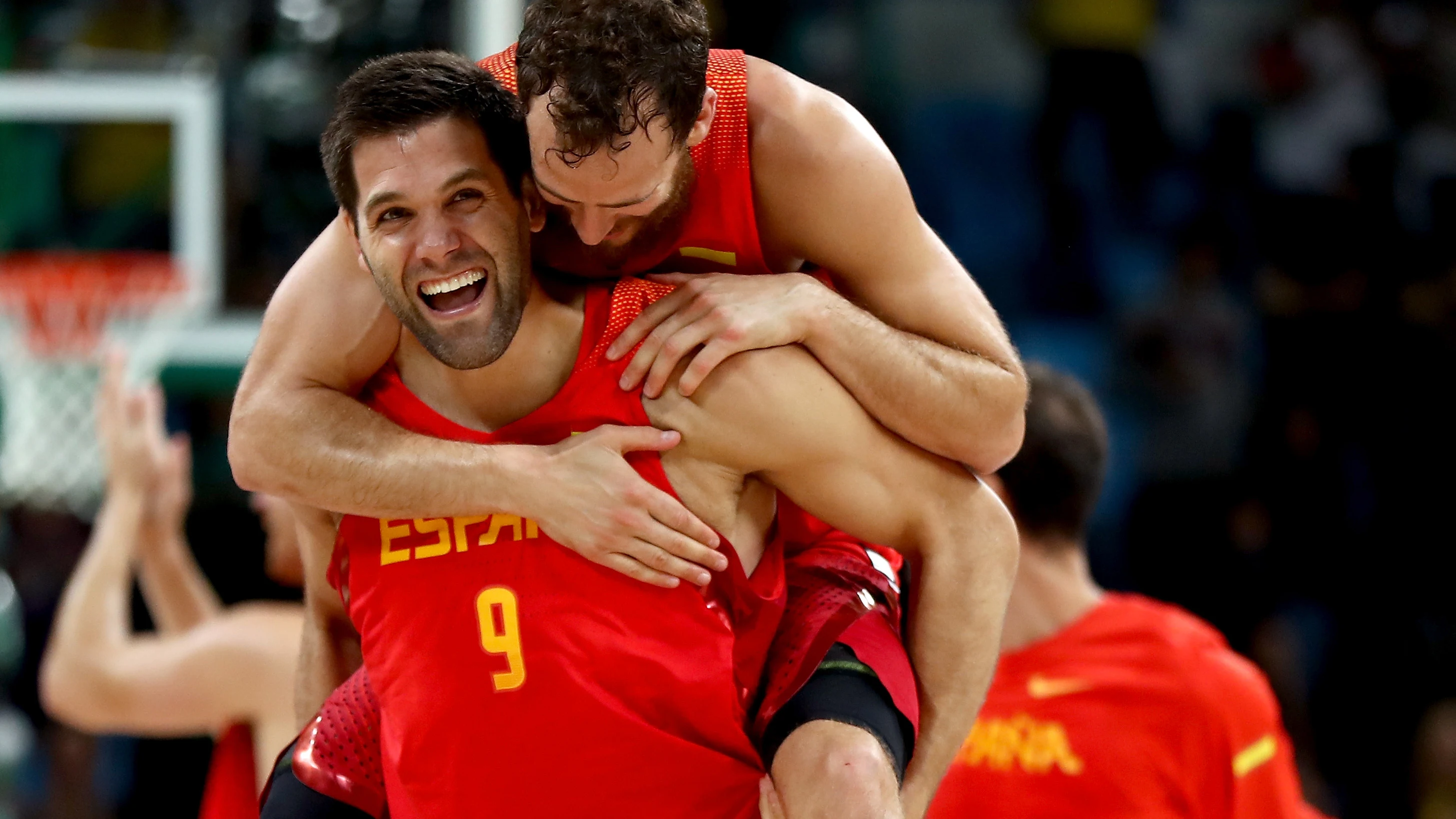 Felipe Reyes y Sergio Rodríguez celebran el bronce conseguido en los Juegos