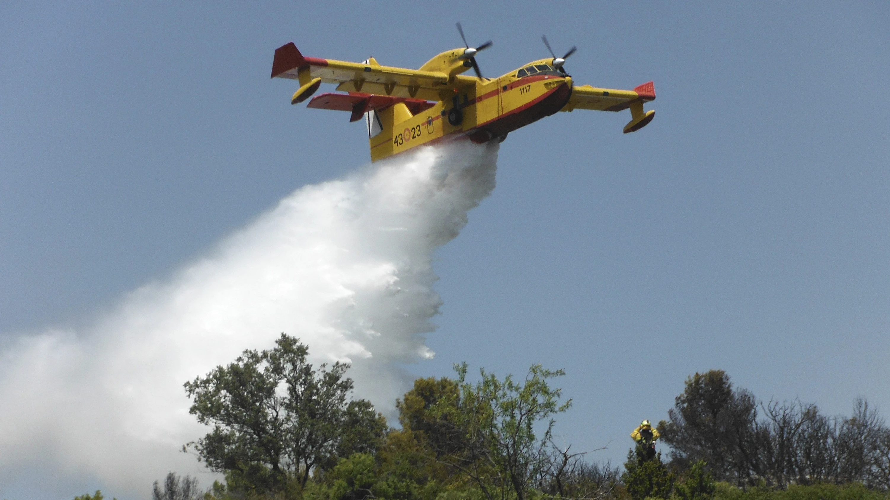 Hidroavión trabajando en las labores de extinción.