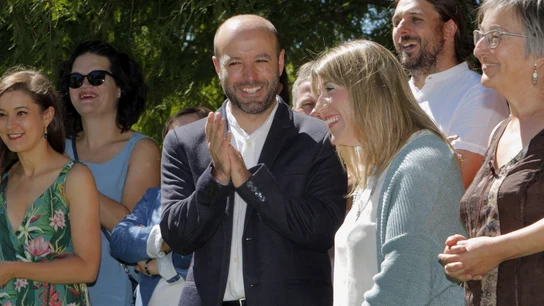 El candidato de En Marea a la Xunta, Luis Villares, aplaude a la candidata por Pontevedra, Carmen Santos. El candidato de En Marea a la Xunta, Luis Villares, aplaude a la candidata por Pontevedra, Carmen Santos.