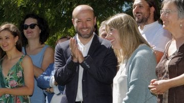 El candidato de En Marea a la Xunta, Luis Villares, aplaude a la candidata por Pontevedra, Carmen Santos.