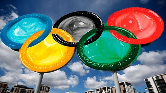 Los aros olímpicos, formados por preservativos Los aros olímpicos, formados por preservativos
