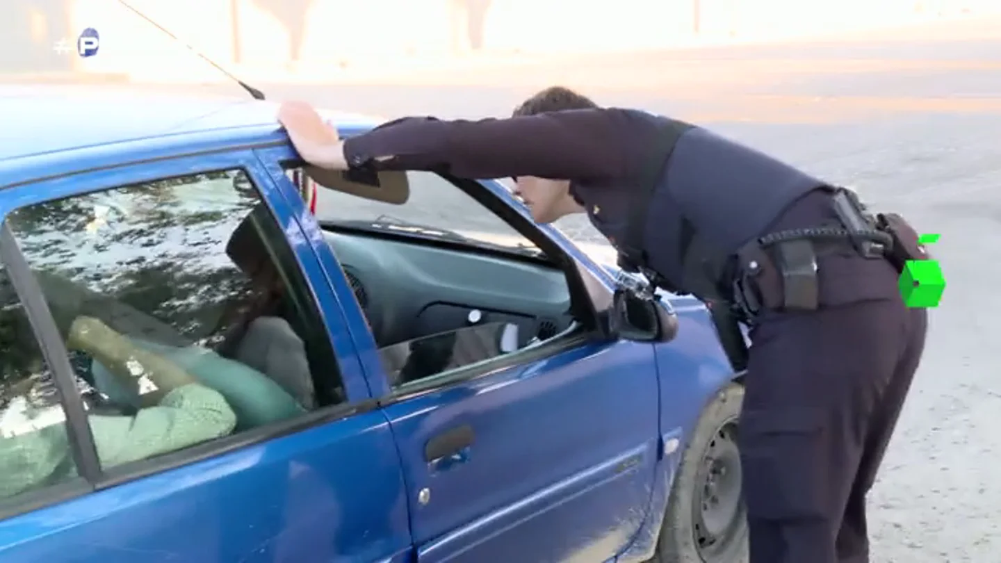 Frame 1.31512 de: "Documentación de los cinco y del vehículo, ¿alguien tiene algo que no deba llevar?", este jueves en Policías en Acción Frame 1.31512 de: "Documentación de los cinco y del vehículo, ¿alguien tiene algo que no deba llevar?", este jueves en Policías en Acción