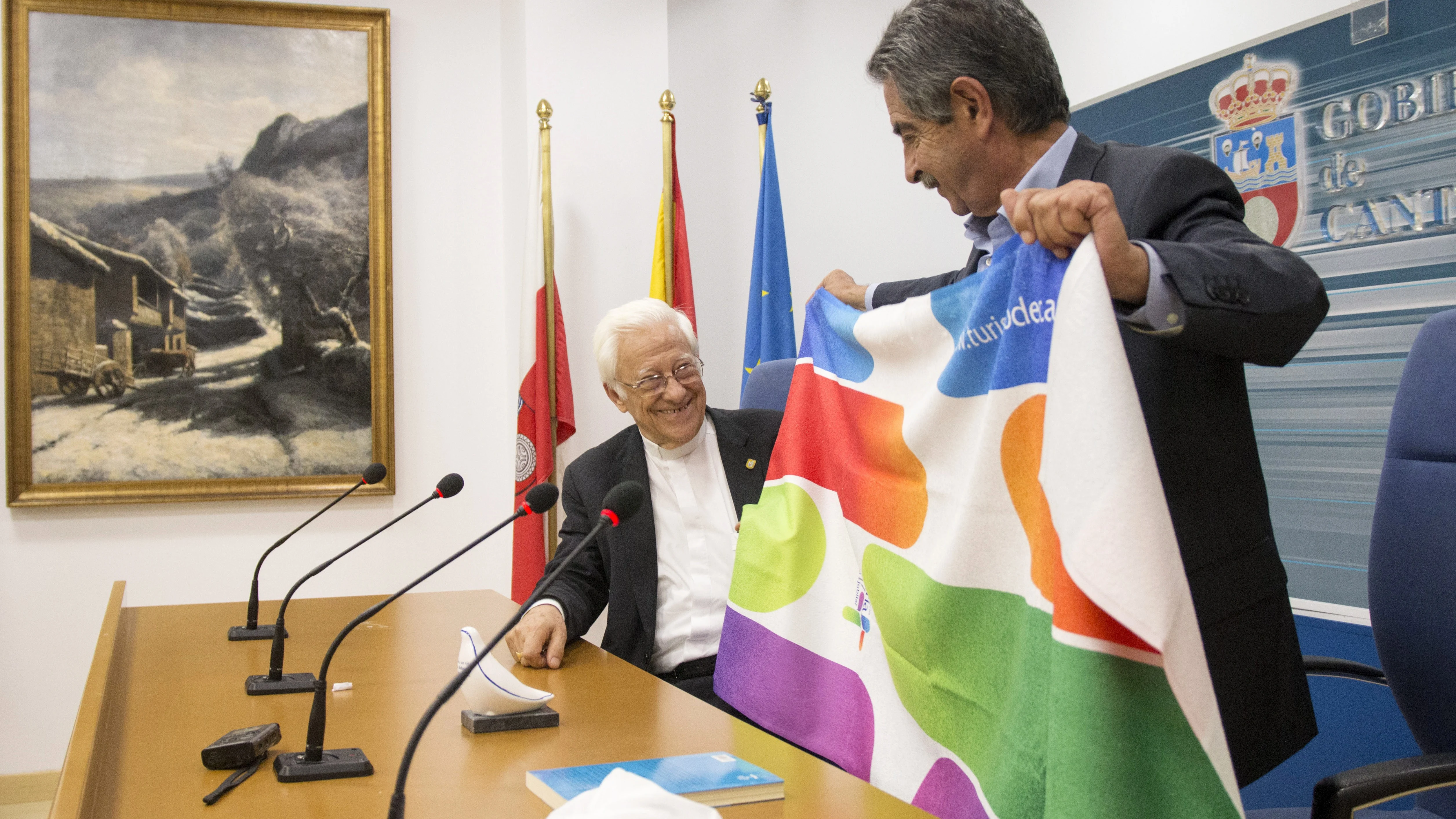 El padre Ángel junto a Miguel Ángel Revilla momentos antes de la reunión