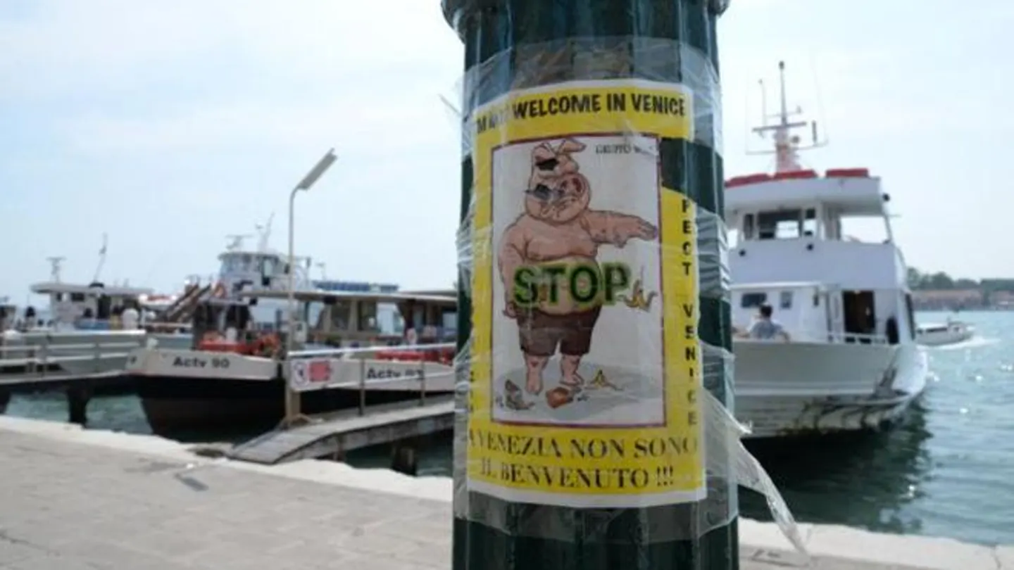 Cartel contra el turismo maleducado en Venecia Cartel contra el turismo maleducado en Venecia