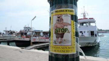 Cartel contra el turismo maleducado en Venecia