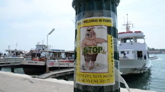 Cartel contra el turismo maleducado en Venecia