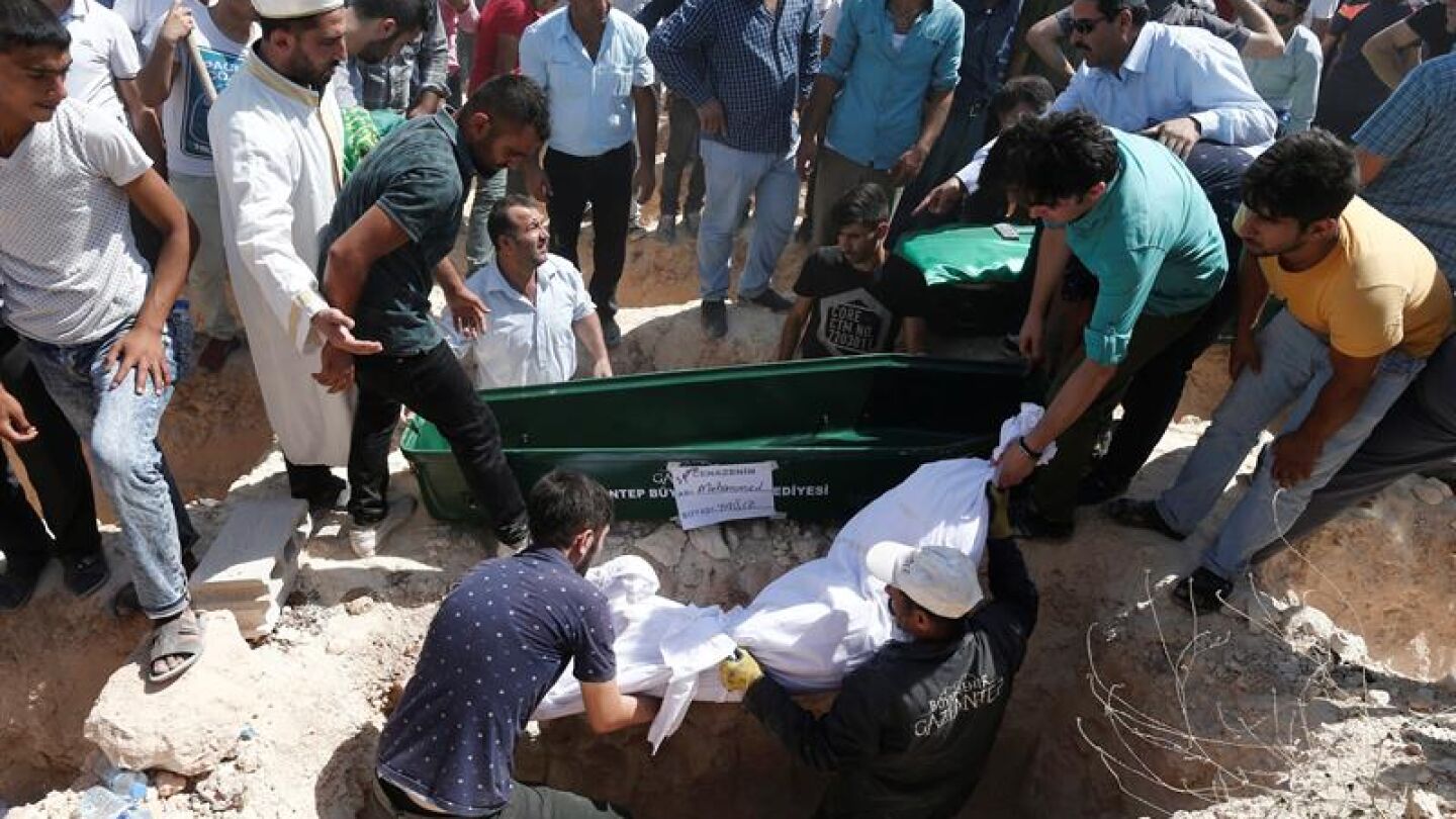 Imagen del funeral por una de las v&iacute;ctimas en el atentado de Turqu&iacute;a