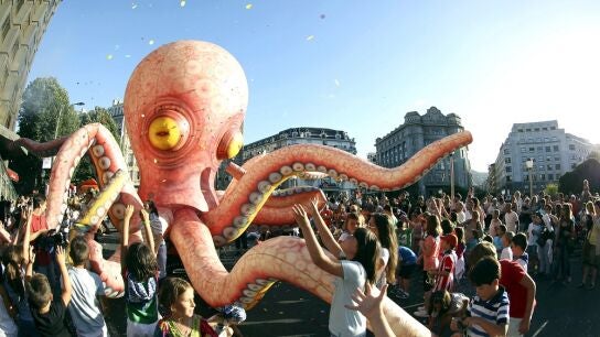 Un pulpo rodeado de ni&ntilde;os en el tradicional Desfile de la Ballena,