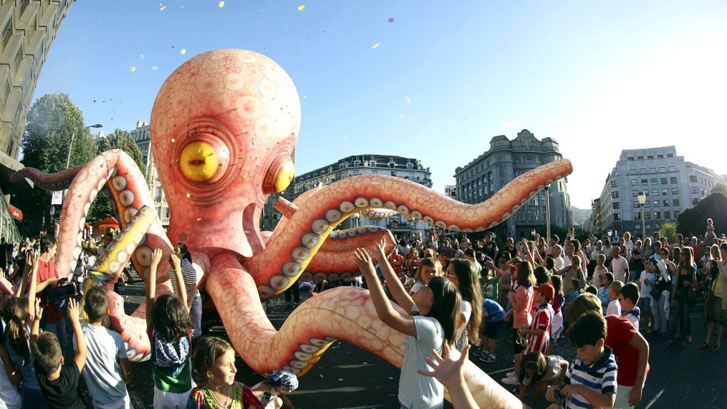 Un pulpo rodeado de ni&ntilde;os en el tradicional Desfile de la Ballena,