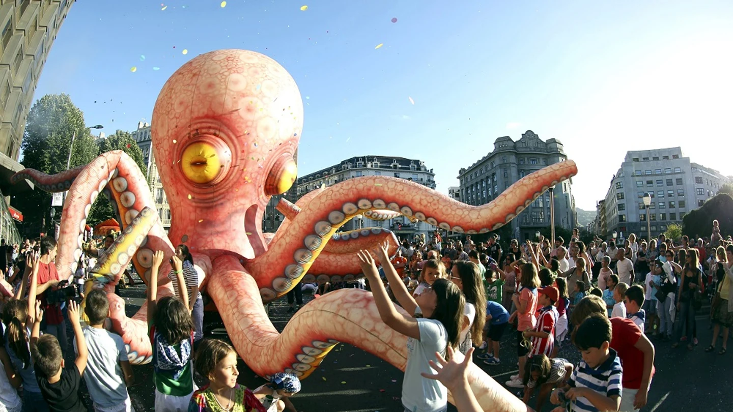 Un pulpo rodeado de niños en el tradicional Desfile de la Ballena, Un pulpo rodeado de niños en el tradicional Desfile de la Ballena,