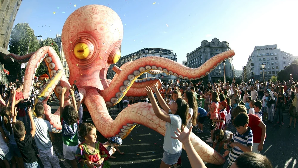 Un pulpo rodeado de niños en el tradicional Desfile de la Ballena, Un pulpo rodeado de niños en el tradicional Desfile de la Ballena,