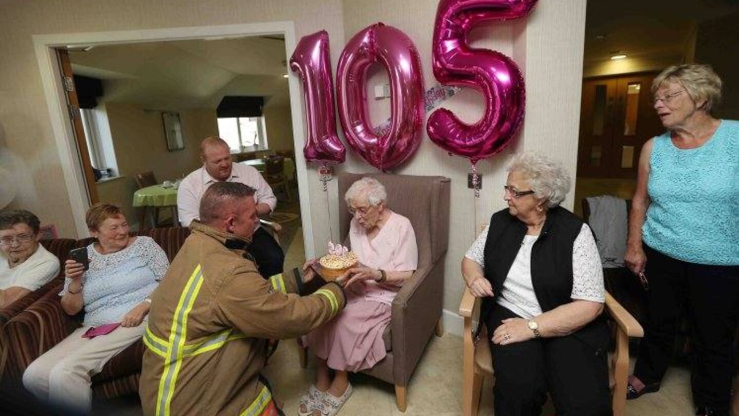 Ivena Smailes es una anciana de 105 a&ntilde;os que para su &uacute;ltimo cumplea&ntilde;os ten&iacute;a muy claro el regalo que quer&iacute;a: "Un bombero con tatuajes" 
