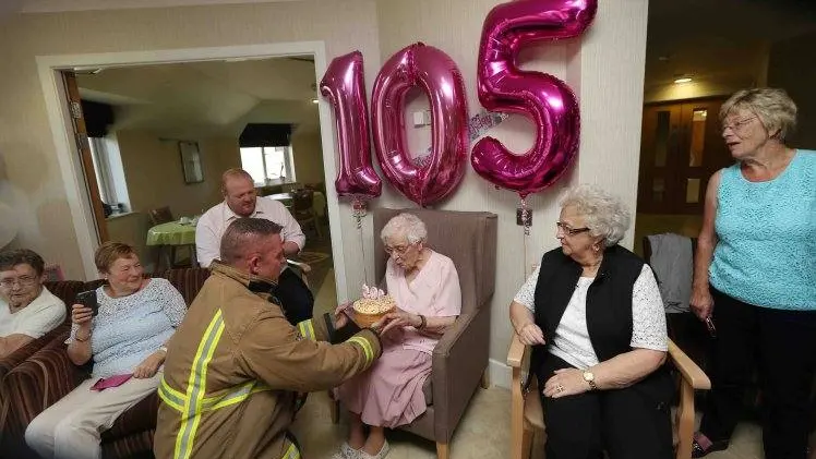 Ivena Smailes es una anciana de 105 años que para su último cumpleaños tenía muy claro el regalo que quería: "Un bombero con tatuajes" 