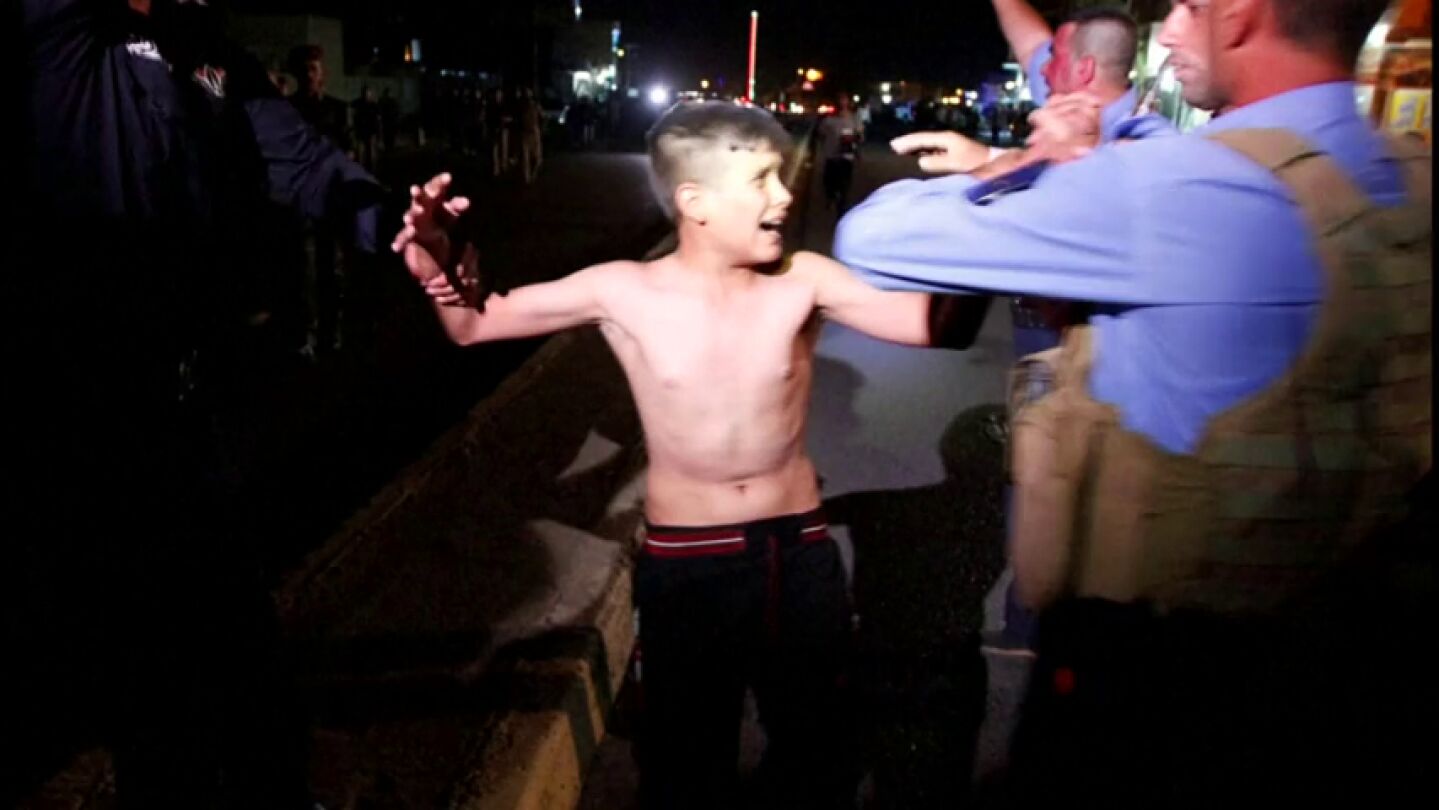 Frame 17.673357 de: Detienen en Irak a un ni&ntilde;o de 13 a&ntilde;os con un chaleco bomba antes de hacerse explotar