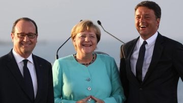 François Hollande, Angela Merkel y Matteo Renzi ofrecen una rueda de prensa conjunta tras su reunión.