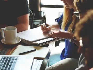 Un grupo de personas trabajando Un grupo de personas trabajando