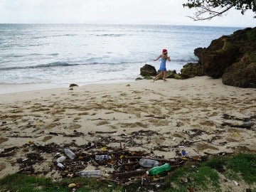Una playa, llena de plástico Una playa, llena de plástico