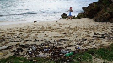 Una playa, llena de plástico