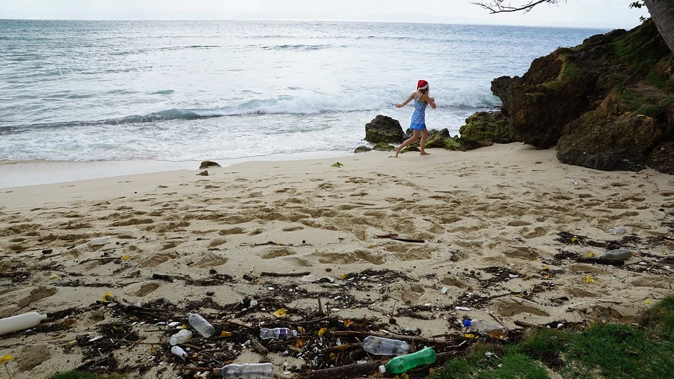 Una playa, llena de plástico