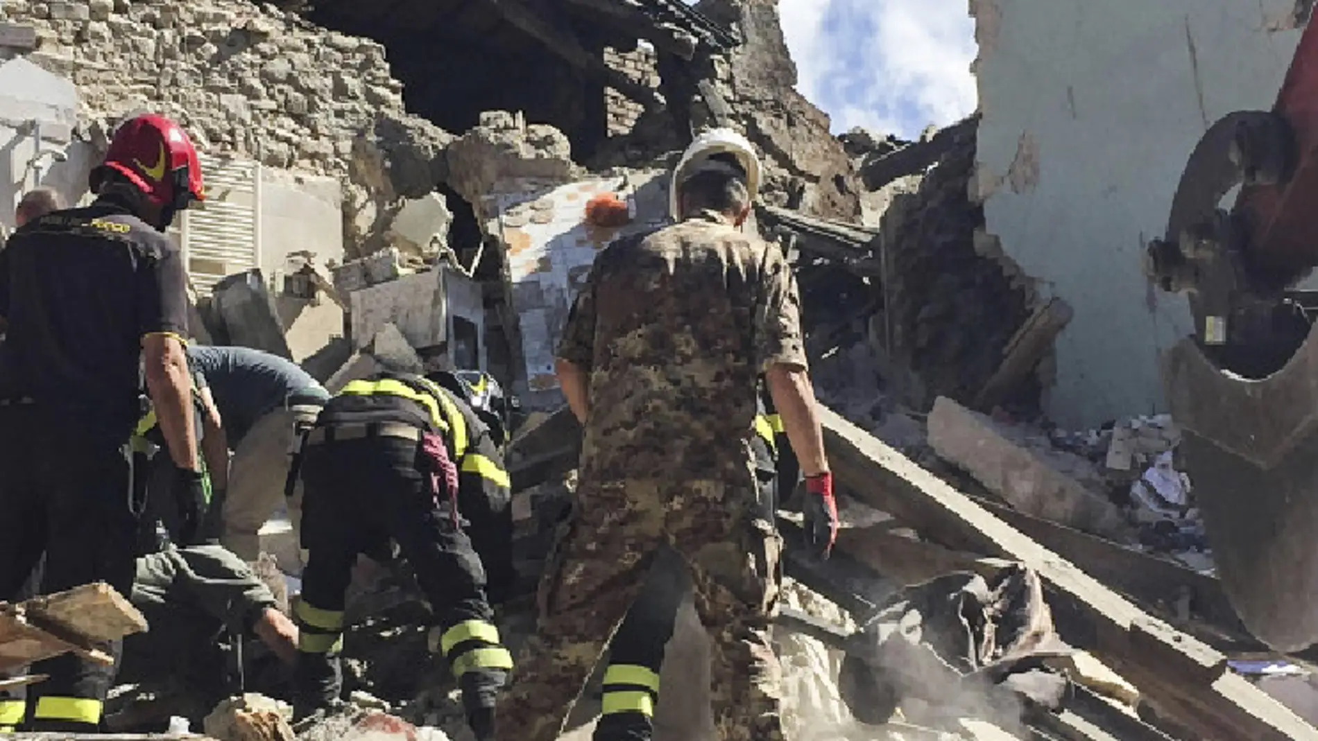 Militares y bomberos, en una de las loca