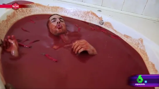 Frame 22.57891 de: ¿Aguantarías dentro de una bañera con salsa picante y guindillas? Frame 22.57891 de: ¿Aguantarías dentro de una bañera con salsa picante y guindillas?
