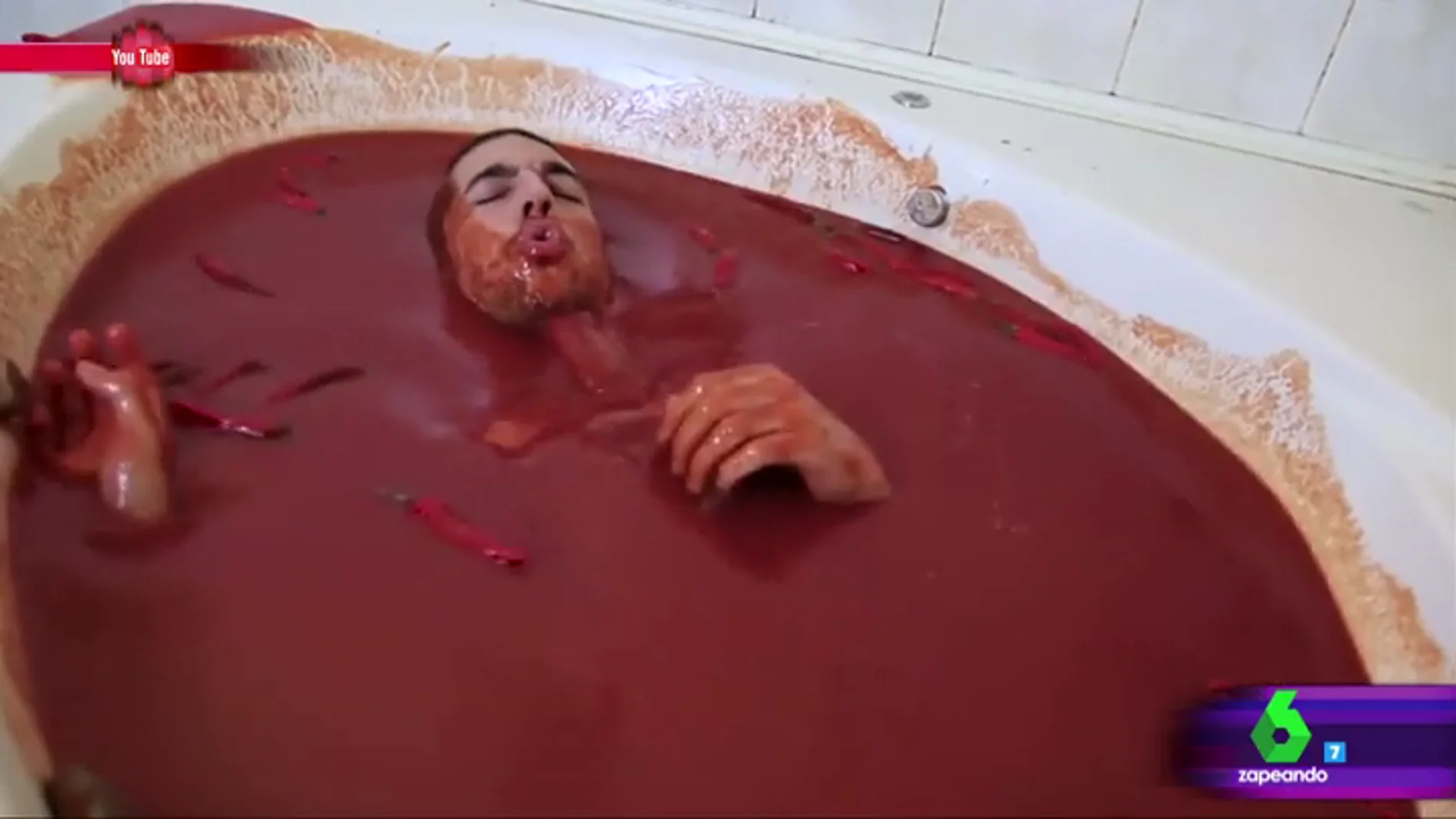 Frame 22.57891 de: ¿Aguantarías dentro de una bañera con salsa picante y guindillas?