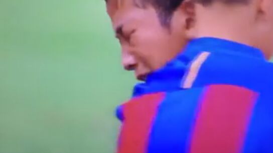 Un infantil del Bar&ccedil;a consuela a su rival