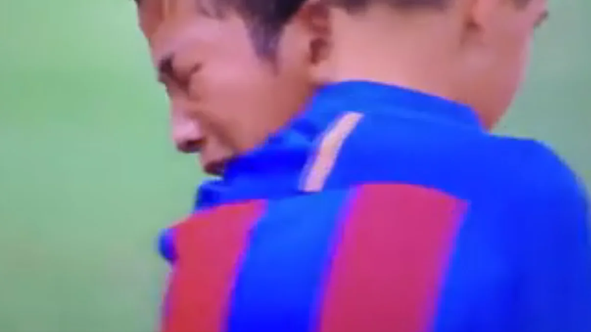 Un infantil del Bar&ccedil;a consuela a su rival