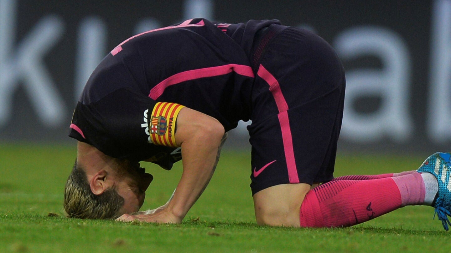 Leo Messi, arrodillado sobre el c&eacute;sped de San Mam&eacute;s