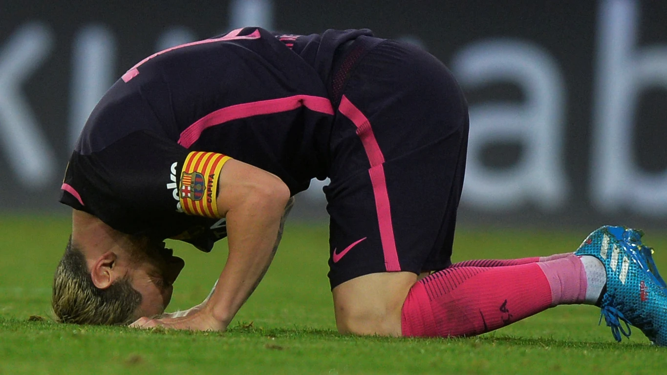 Leo Messi, arrodillado sobre el c&eacute;sped de San Mam&eacute;s