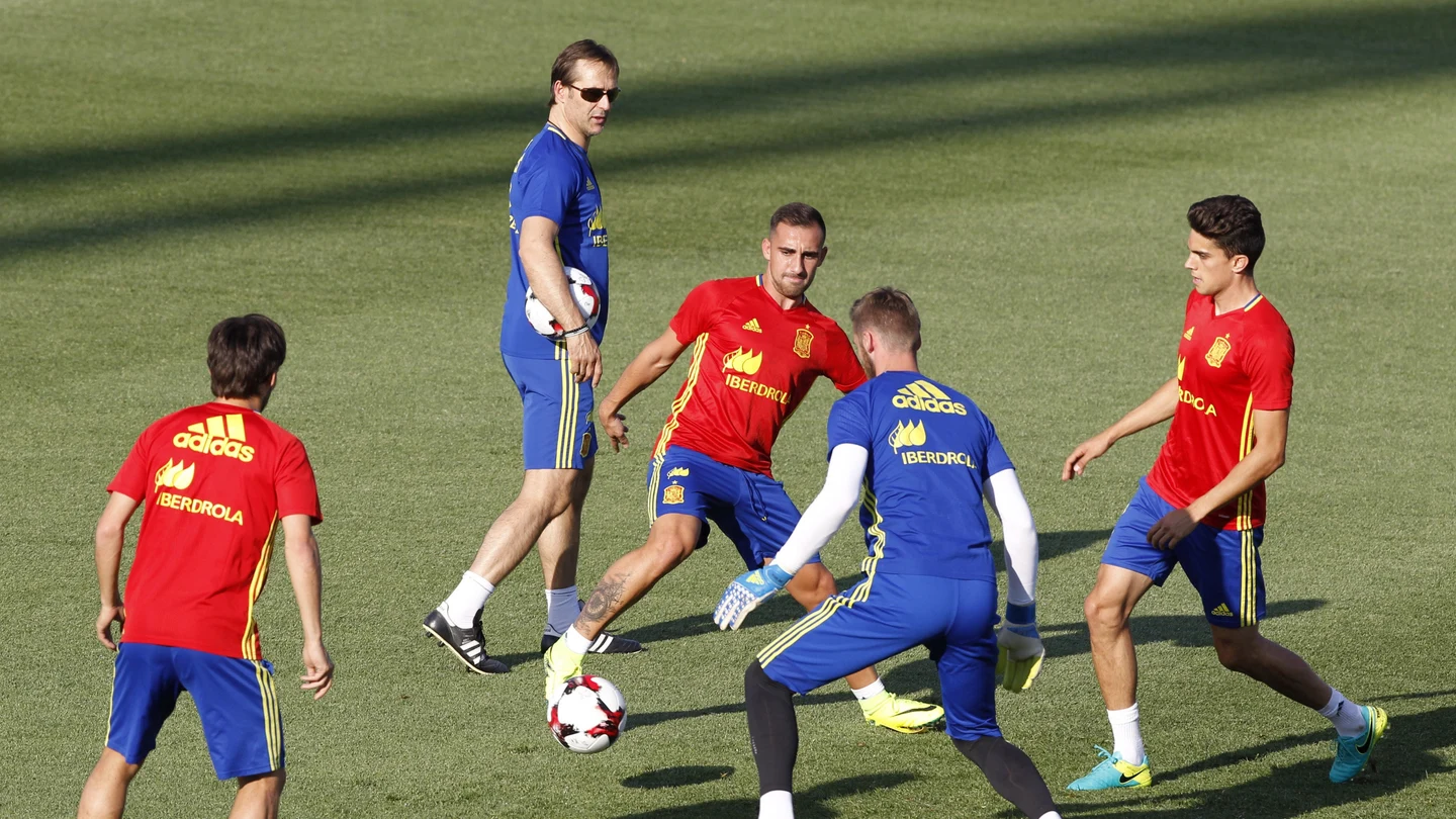 Julen Lopetegui observa a los jugadores de la Selección Julen Lopetegui observa a los jugadores de la Selección